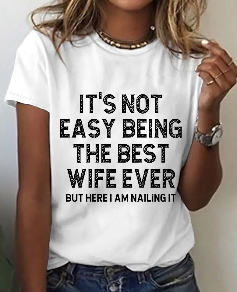 It's Not Easy Being The Best Wife Ever But Here I Am Nailing It Print T-Shirt