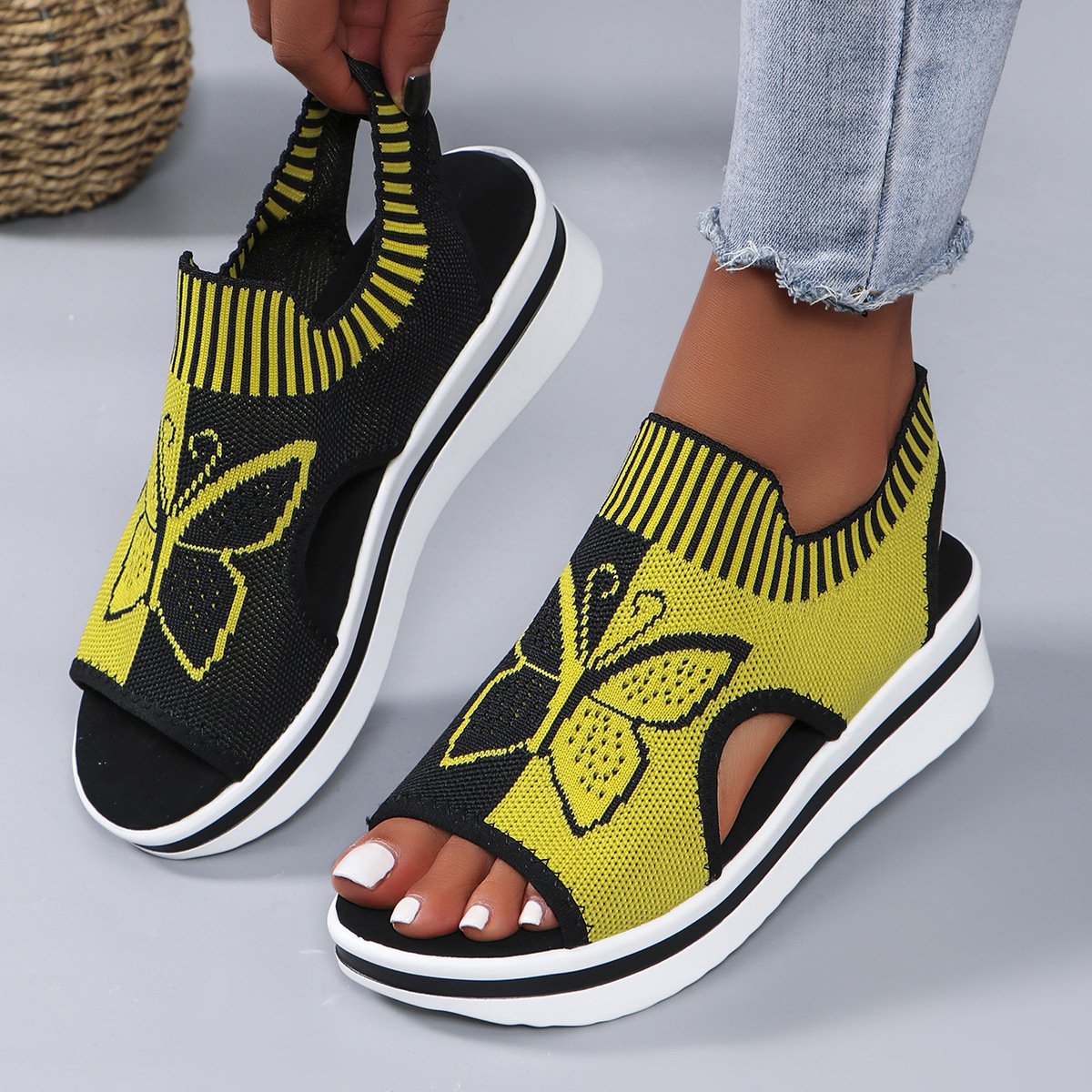 Women's summer new leisure flying woven hollow mesh fish mouth beach women's sports style sandals