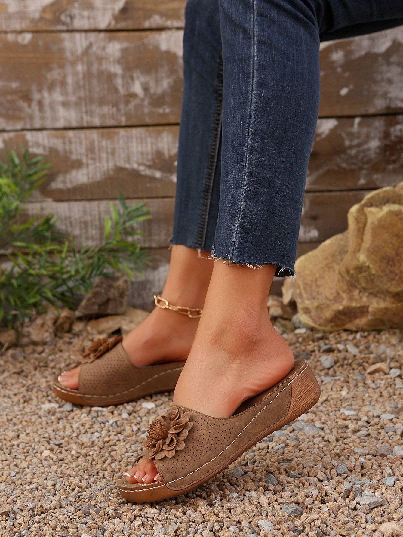 Summer Ladies Outdoor Wedge Heel Three-dimensional Non-slip Flower Slippers Women Sandals Beach Slippers